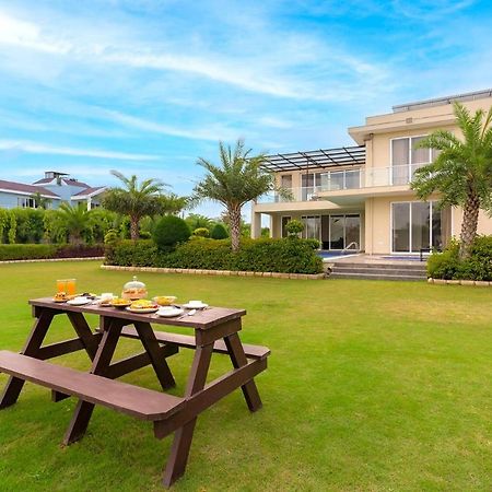 Stayvista At Blanc Belle With Outdoor Pool Sohna Exteriér fotografie