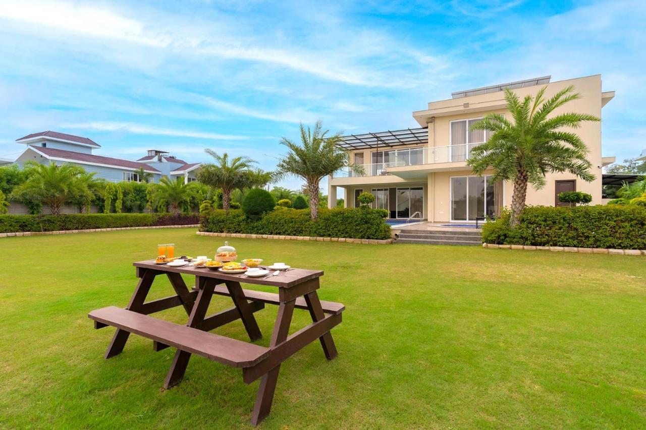 Stayvista At Blanc Belle With Outdoor Pool Sohna Exteriér fotografie